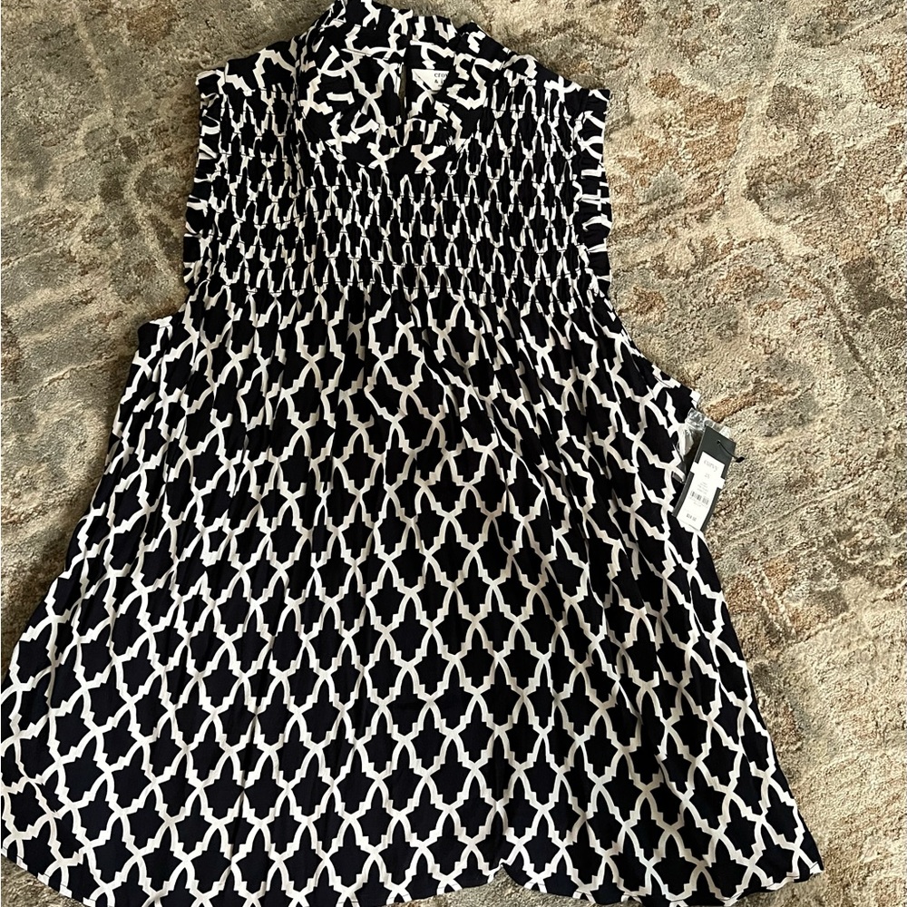 Crown & ivy NWT sleeveless smocked blouse 2X .  Navy and white.